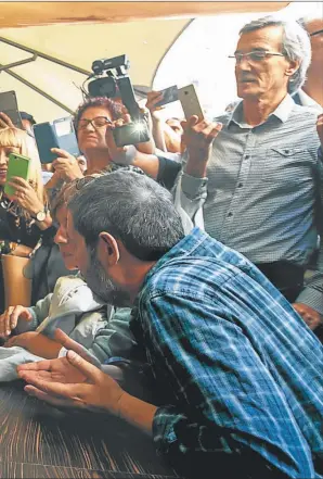  ?? FOTOS: AFP Y AP ?? cia, Carles Puigdemont estuvo de paseo por Girona junto a su familia y amigos.