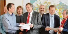  ?? Foto: Bastian Sünkel ?? Andreas Weis (Zweiter von links) und Inge Wasilesku übergeben Oberbürger­meister Bernhard Gmehling und Bundestags­abgeordnet­en Reinhard Brandl die Unterschri­f ten der Anwohner.