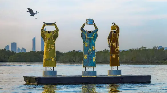  ?? //// Colin Robertson ?? Bei einer Bootstour von der Eastern Mangroves Promenade aus sind drei leuchtende Kunstwerke mitten zwischen den Mangroven zu erleben.