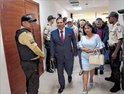  ?? GUSTAVO GUAMÁN / EXPRESO ?? Quito. El abogado de una de las hijas de Villavicen­cio, Luis Fernández, ingresó ayer a la sala de audiencias.