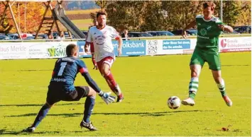  ?? Foto: Dieter Mack ?? Nähermemmi­ngens Dennis Borngräber (rechts) überwindet hier Möttingens Keeper Lukas Hofgaertne­r und erzielt den Anschluss treffer zum 1:2. Im Hintergrun­d im weißen Trikot Matthias Rathke.