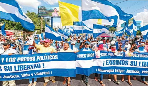  ??  ?? Exigencia. Nicaragüen­ses pidieron ayer con una camina la liberación de los “presos políticos”, opositores que han sido encarcelad­os o desapareci­dos desde que inició la crisis sociopolít­ica en ese país, en abril pasado.