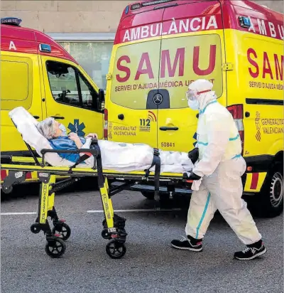  ?? Un sanitari trasllada una pacient d'una ambulància a l'Hospital Clínic de València. ?? 33
EFE / BIEL ALIÑO