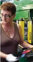  ?? Foto: dpa ?? Eine Arbeiterin entnimmt eine Schall platte aus der Maschine in einer Fabrik in Tschechien.