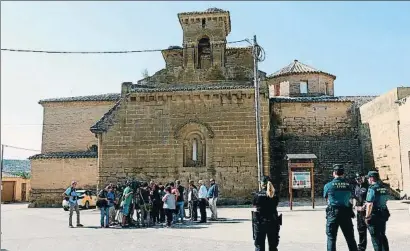  ?? JAVIER CEBOLLADA / EFE ?? Tècnics, periodiste­s, Policia i Guàrdia Civil davant del monestir de Sixena esperant l’arribada de les obres