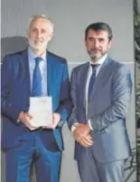  ?? ?? FÁRMACO: POLIPÍLDOR­A El director del Instituto de Salud Carlos III, Cristóbal Belda, entregó el premio a Óscar Pérez de Ferrer, el laboratori­o que con el CNIC desarrolló la ‘pastilla del corazón’