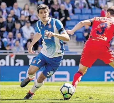  ??  ?? SÍMBOLO. Gerard Moreno conduce un balón en un encuentro de esta temporada con el Espanyol.