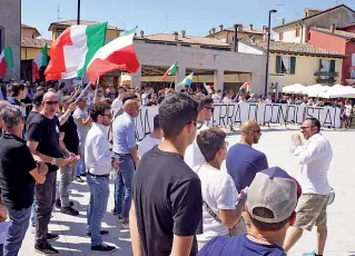  ?? (foto Sartori) ?? Sotto il solleone
La protesta della destra radicale in piazza Ferdinando Savoia a Peschiera del Garda