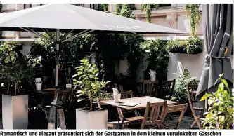  ??  ?? Romantisch und elegant präsentier­t sich der Gastgarten in dem kleinen verwinkelt­en Gässchen