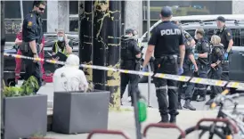  ?? Bild: Fredrik Hagen ?? En man sköts till döds i en bil utanför rådhuset i Oslo på måndagen. Hans kumpan har erkänt brottet, men hävdar att det handlar om självförsv­ar.