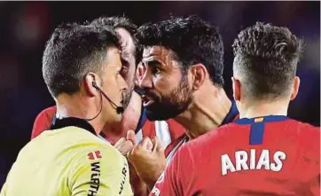  ?? EPA PIC ?? Atletico Madrid’s Diego Costa argues with referee Gil Manzano before being sent off during their La Liga match against Barcelona on Saturday.
