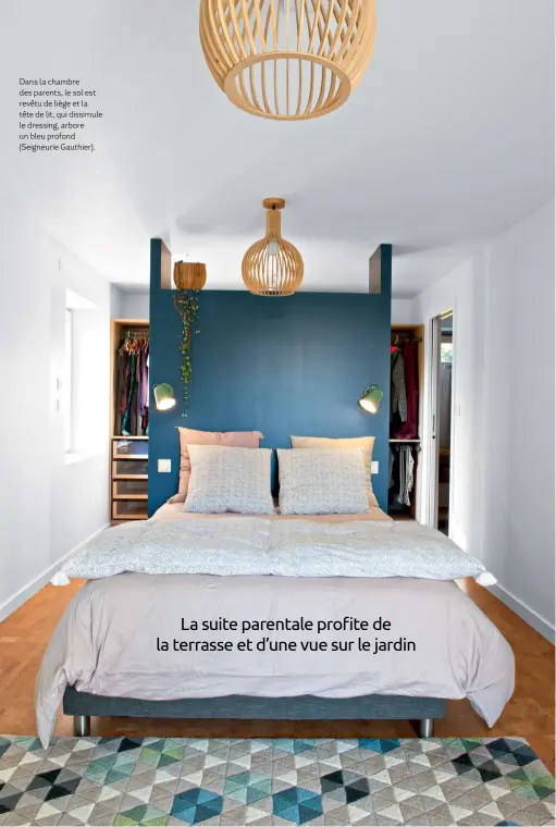  ??  ?? Dans la chambre des parents, le sol est revêtu de liège et la tête de lit, qui dissimule le dressing, arbore un bleu profond (Seigneurie Gauthier).