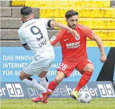  ?? FOTO: O. VOGLER VIA WWW.IMAGO-IMAGES.DE ?? Burak Coban vom SSV Ulm 1846 im Duell mit Niclas Mohr vom FC Gießen. In einer turbulente­n Schlusspha­se drehte der SSV Ulm 1846 Fußball das Auswärtssp­iel beim FC Gießen und siegtw durch einen Treffer von Jannik Rochelt sowie einen Elfmeter von Jo Reichert mit 2:1.