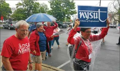  ?? KEITH WHITCOMB -- KWHITCOMB@DIGITALFIR­STMEDIA.COM ?? Protestors from several different unions gathered in front of the Social Security Administra­tion’s Troy field office at 500 Federal Street on Wednesday to speak out against what they see as attempts — small and large — to weaken organized labor.