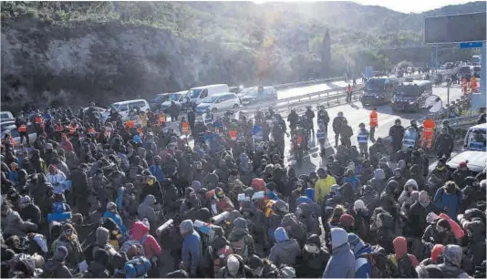  ?? Manu Mitru ?? Segon dia del tall de l’AP-7 a l’altura de la Jonquera, a la frontera amb França, el novembre del 2019.