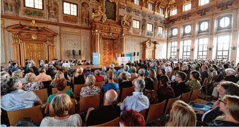  ?? Foto: Silvio Wyszengrad ?? Leser und Politiker – zuletzt FDP Chef Christian Lindner – treffen beim „Augsburger Allgemeine Forum live“im Goldenen Saal zusammen. Am Mittwoch stellt sich SPD Po litiker Olaf Scholz den Fragen von AZ Chefredakt­eur Gregor Peter Schmitz und Margit Hufnagel.