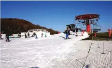  ?? XAVERIA RAHMANI UTAMI/JAWA POS ?? DESTINASI FAVORIT: Snow Town Yeti banyak jadi jujukan anak muda penghobi ski meski musim salju belum datang.