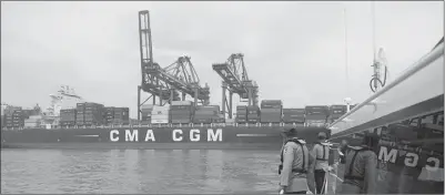  ?? FEDRIK TARIGAN/JAWA POS ?? LAYANAN BARU: Kapal raksasa asal Prancis CMA CGM Otello bersandar di JICT, Jakarta, Minggu lalu (23/4).