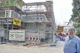  ?? BILD: PETER KRATZMANN ?? Vor dem Neubau: Bernd Ströhlein, der Chefarzt der Fachklinik in Neerstedt