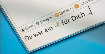  ?? Foto: Karolin Krämer, dpa ?? Oft schickt man dem Kollegen oder dem Chef kurz eine E Mail, um etwas abzuklären. Doch auch bei der elektronis­chen Kommu nikation gelten gewisse Regeln.