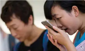  ?? Photograph: Bloomberg/Getty Images ?? A user tries the Siri voice recognitio­n function on an Apple iPhone.