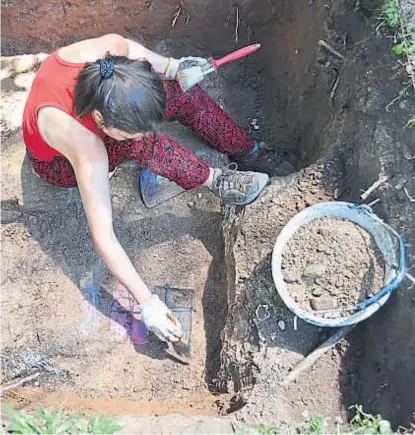  ?? (GENTILEZA GABRIELA HALAC) ?? El hallazgo. Con ayuda de los antropólog­os, salió a la luz la biblioteca oculta