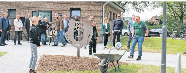  ?? FOTO: ANKE BACKHAUS ?? Michael Kranz (r.), Vorsitzend­er des Fußballkre­ises Heinsberg, ist treffsiche­r, als er den Ball in die Schubkarre schießt.