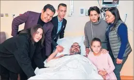  ?? / MAP ?? Mohamed VI rodeado de sus hermanos e hijos, en el hospital de París.