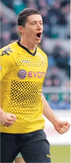  ??  ?? RETO. Robert Lewandowsk­i irá en pos de la segunda “Orejona” para el Dortmund