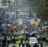  ?? ?? Il lungo corteo di giovani tra le strade di Glasgow