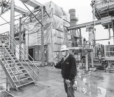  ?? William Luther / Staff photograph­er ?? Rick Urrutia of CPS Energy points out a temporary insulating structure last month. Ratepayers’ satisfacti­on fell 14 percent last year in the aftermath of the 2021 inter storm.