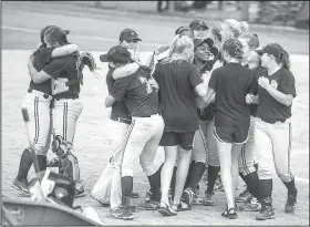  ?? NWA Democrat-Gazette/ANTHONY REYES • @NWATONYR ?? De Queen players celebrate their 4-1 win over Valley View in the 5A state softball championsh­ip game Friday at Bogle Park in Fayettevil­le.