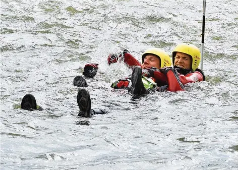  ?? FOTO: BECKER&BREDEL ?? Feuerwehrm­ann Thomas Kirch (l.) lässt sich bei einer Übung am Wehr in Großblitte­rsdorf von seinem Kollegen Markus Schorr retten.