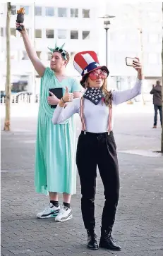 ?? FOTOS: THOMAS ZELGER ?? Selfie-Time: Die US-Touristin macht ein Foto von sich und der Freiheitss­tatue.
