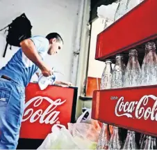  ??  ?? En Sudamérica, Coca-Cola FEMSA tuvo contraccio­nes en ventas tanto en Colombia como Venezuela, y un impacto por las depreciaci­ones en la región.