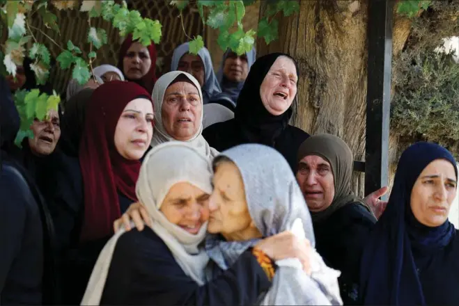  ?? ?? Begravelse af palaestine­nseren Labib Dumaidi, 19 år, som blev draebt under et bosaettera­ngreb naer Nablus på Vestbredde­n. Arkivfoto: Raneen Sawafta/ Reuters