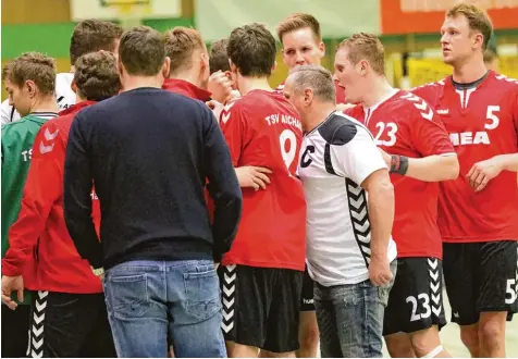  ?? Foto: Sebastian Richly ?? Beim Heimspiel am Sonntag hatte Trainer Manfred Szierbeck noch mehr Spieler zur Verfügung. Zum Saisonfina­le morgen in Göggingen wird’s eng.