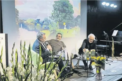  ?? ?? Gonzalo García, hijo de Gabo, junto al periodista Xavi Ayén y el escritor Héctor Abad en Barcelona