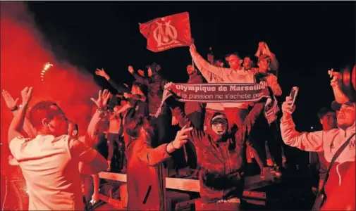  ??  ?? PRESIÓN. Los cánticos de los ultras del Marsella aludiendo a “destrozar” el estadio de Lyon en la final ante el Atleti preocupan a su presidente.