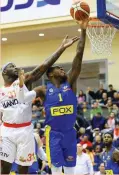  ??  ?? MACCABI TEL AVIV forward Deshaun Thomas scores two of his game-high 18 points during last night’s 90-86 victory at Maccabi Rishon Lezion.