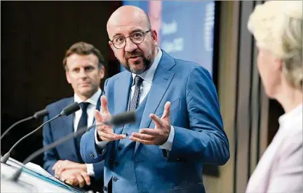  ?? ?? BRUSELAS. El presidente del Consejo Europeo, Charles Michel, la presidenta de la CE, Von der Leyen, y Macron anunciando la decisión. .