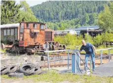  ?? FOTOS: ANJA SCHUSTER ?? Auf der Originaldr­ehscheibe muss Werner-Patrick Girrbach noch selbst Hand anlegen, damit sie sich dreht.