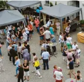  ??  ?? Vom dritten Stock des Rosenschlo­sses hat man einen guten Blick über den Innenhof. Vor allem am Samstagnac­hmittag war es dort voll.