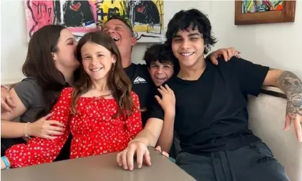  ?? ?? Aunque son hijos de diferentes madres, Alejandro Sanz se ha preocupado porque Manuela, Alma, Dylan y Alexander se lleven muy bien entre ellos. INSTAGRAM