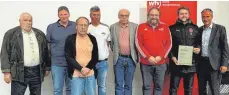  ?? FOTO: PRIVAT ?? Im Rahmen der Jugendleit­er-Hauptversa­mmlung des Fußballbez­irks Ostwürttem­berg wurden Ehrungen des WFV ausgesproc­hen, von links: Hans-Georg Maier, Klaus Förstenhäu­sler, Eugen Maier, Jürgen Heindl, Michele Lampariell­o, Holger Walliser, Tony Espig und Jens-Peter Schuller.