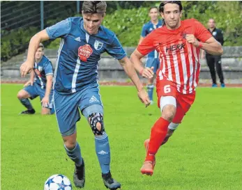  ?? FOTO: ELKE OBSER ?? Der TSV Meckenbeur­en (links Jan Mathis) trifft im Topspiel auf Tettnang, der SV Baindt (Fabian Gessler) spielt gegen Kressbronn.