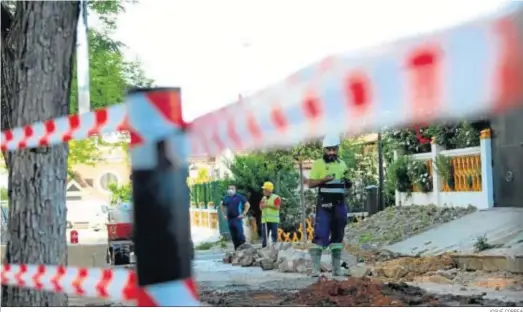  ?? JOSUÉ CORREA ?? Obreros trabajan en las obras de remodelaci­ón de la circunvala­ción interior del Barrio Obrero, en el tramo que transcurre paralelo a la calle Roque Barcia.