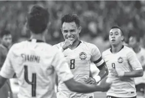  ?? -Gambar Bernama ?? KAPTEN pasukan kebangsaan, Mohamad Zaquan Adha Abd Radzak (tengah) ketika meraikan jaringan gol bersama pasukannya dalam aksi kumpulan A antara Malaysia menentang Laos pada Kejohanan Piala AFF Suzuki 2018 di Stadium Nasional Bukit Jalil pada Isnin.