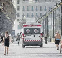  ?? EFE / BIEL ALIÑO ?? Una ambulancia pide mantener la distancia social, en Valencia.