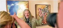  ??  ?? Starrummel: Ex-Kunstfälsc­her Wolfgang Beltracchi wirbt in einer Münchner Galerie für eine Ausstellun­g eigener Bilder. Foto: Peter Kneffel